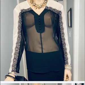 Ellen Tracy V neck share blouse With Lace details